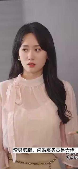 渣男劈腿，閃婚服務(wù)員是大佬(全集)